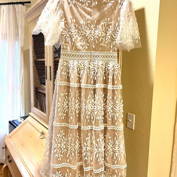 Ivy City Co White and Nude / Tan embroidered lace Midi Dress. Puff sleeve - Picture 2 of 3